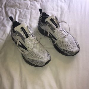 Brooks levitate 4 running shoes